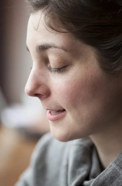 Jeune femme faisant un visage malheureux — Photo