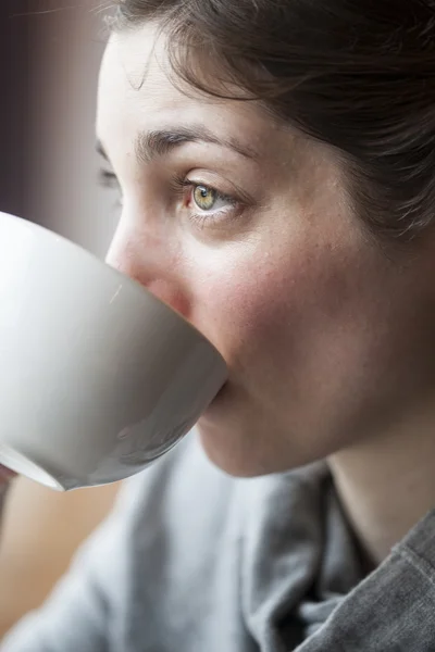 Onu sabah fincan kahve tutan güzel genç kadın — Stok fotoğraf