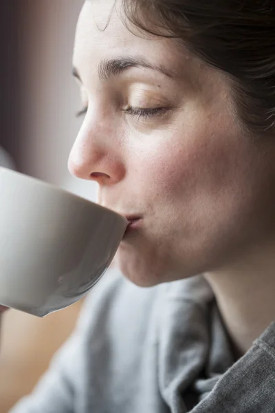 Vacker ung kvinna håller hennes morgon kopp kaffe — Stockfoto