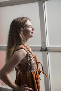 lavavajillas con placas blancas y gafas