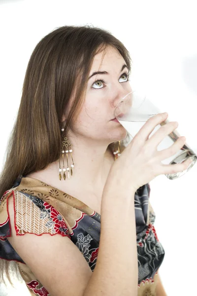 Ung kvinna med vackra gröna ögon dricka glas vatten — Stockfoto