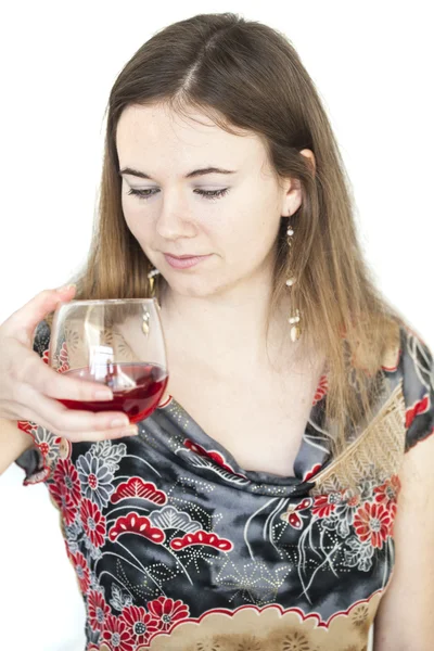 Mulher jovem com belos olhos verdes bebendo copo de vinho — Fotografia de Stock