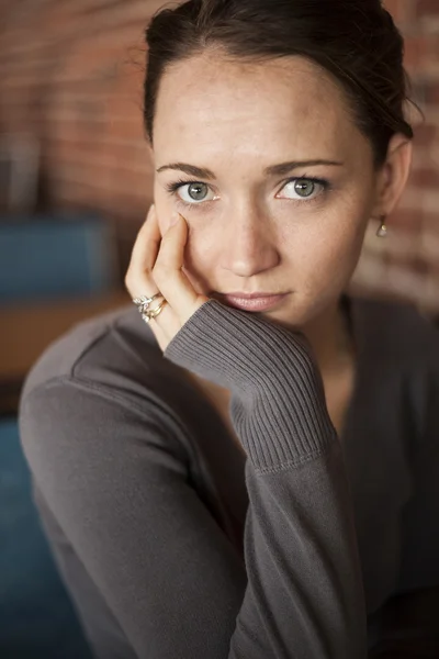 Jonge vrouw met mooie groene ogen en bruin haar — Stockfoto