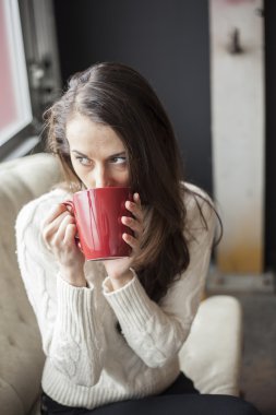 güzel bir genç kadın kahverengi saçlı ve gözlü kahve içme