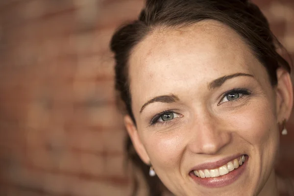 Junge Frau mit schönen grünen Augen und braunen Haaren — Stockfoto