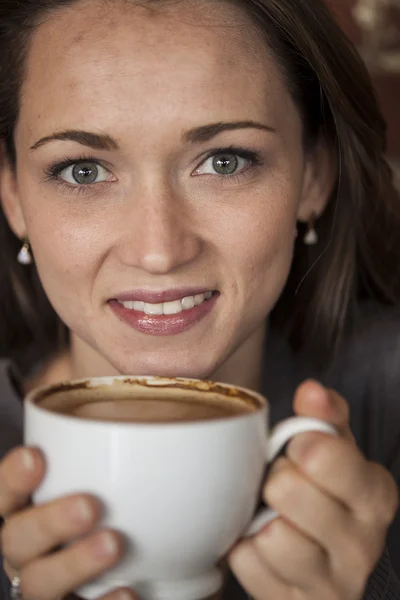 Giovane donna con bellissimi occhi verdi con tazza di caffè bianco — Foto Stock