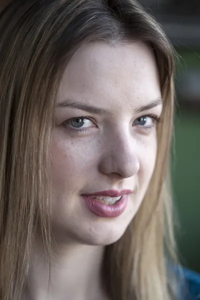 Blonde Frau mit schönen blauen Augen — Stockfoto