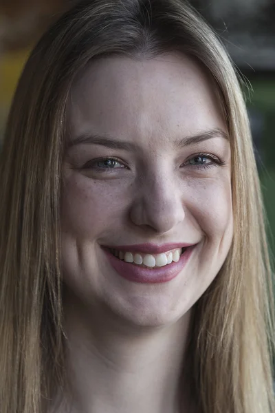 Blonde Frau mit schönen blauen Augen — Stockfoto