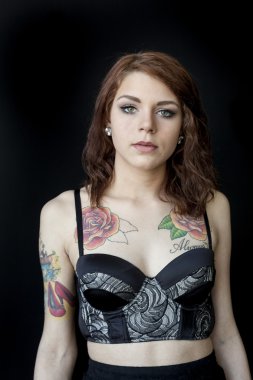 lavavajillas con placas blancas y gafas