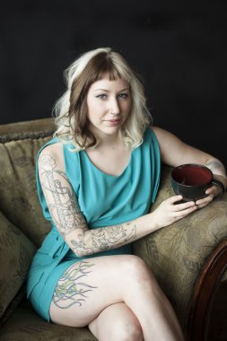 güzel bir genç kadın kahverengi ve sarı saçlı, siyah co holding