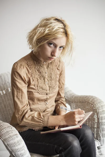 Mujer joven rubia escribiendo en su diario —  Fotos de Stock