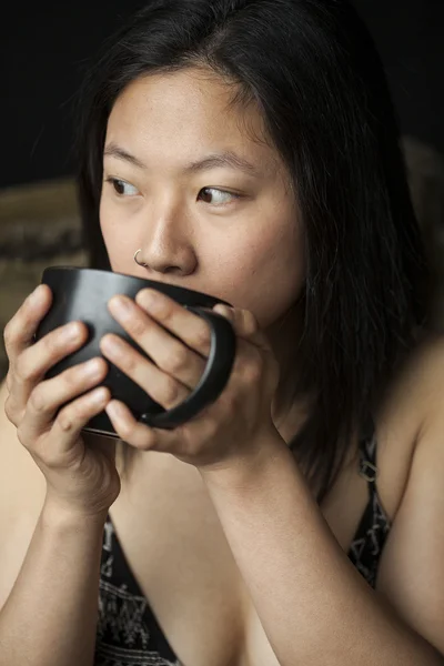 Krásná mladá žena s hnědými vlasy a oči s černou kávou — Stock fotografie