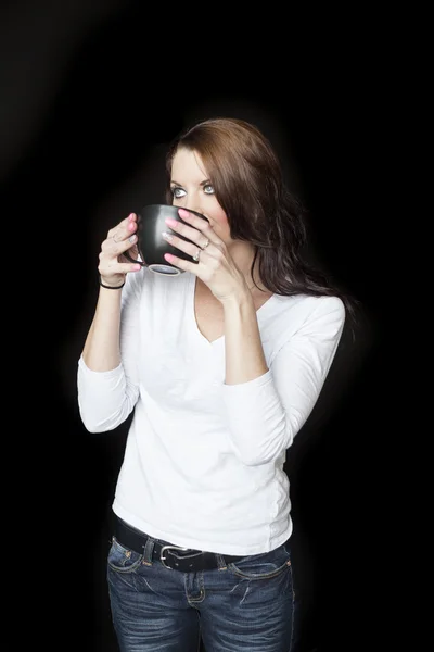 Junge Frau mit schönen blauen Augen — Stockfoto