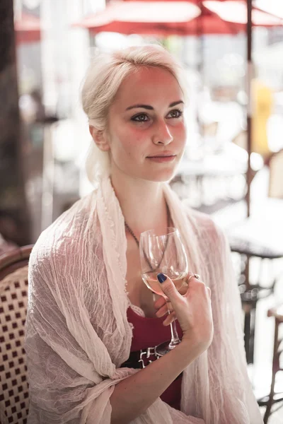 Όμορφη νεαρή γυναίκα με το ποτήρι λευκό κρασί — Φωτογραφία Αρχείου