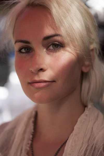 Schöne junge Frau mit blonden Haaren und grünen Augen — Stockfoto