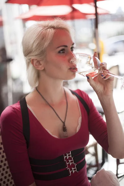 Belle jeune femme avec verre de vin blanc — Photo