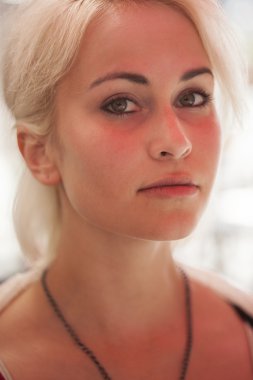 Sarı saçlı ve yeşil gözlü güzel bir genç kadın