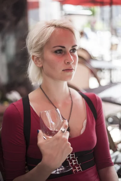 Mooie jonge vrouw met glas witte wijn — Stockfoto