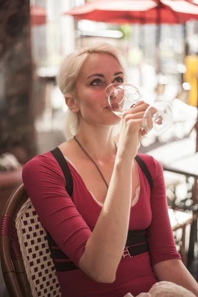 Piękna młoda kobieta z kieliszkiem białego wina — Zdjęcie stockowe