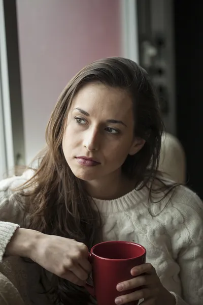 Bella giovane donna con capelli castani e occhi bere caffè — Foto Stock