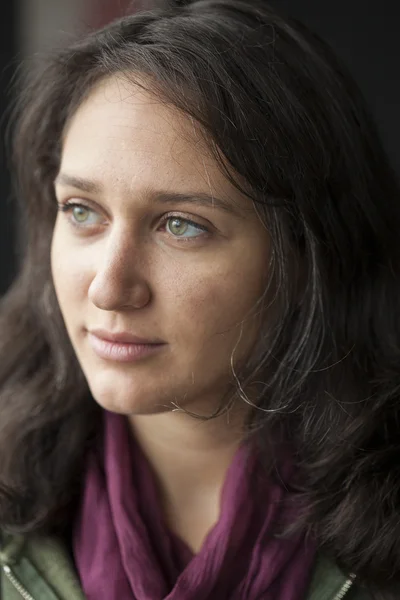 Ung kvinna med vackra gröna ögon — Stockfoto