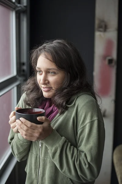 Young Woman with Beautiful Green Eyes Drinking Coffee — Stock Photo, Image