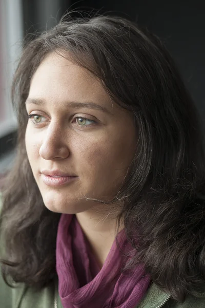 Jonge vrouw met mooie groene ogen — Stockfoto