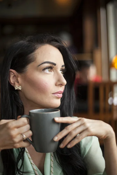 kahverengi saçlı ve gözlü güzel kadın