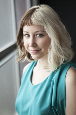 kahverengi ve sarı saçlı güzel genç kadın