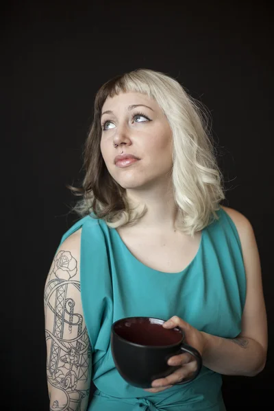 Bella giovane donna che tiene la tazza di caffè nero — Foto Stock