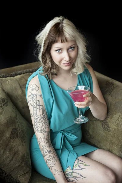 Schöne junge Frau trinkt rosa Martini — Stockfoto