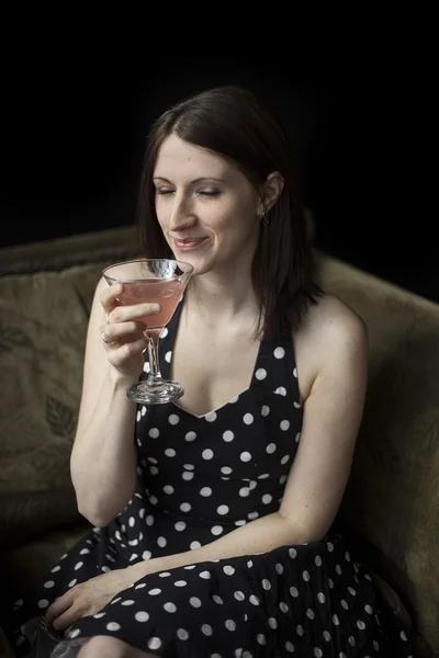 Piękna młoda kobieta picia martini różowy — Zdjęcie stockowe