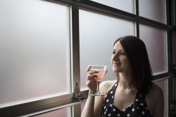 Beautiful Young Woman Drinking a Pink Martini — Stock Photo, Image