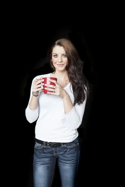Ung kvinna med vackra blå ögon dricka kaffe — Stockfoto