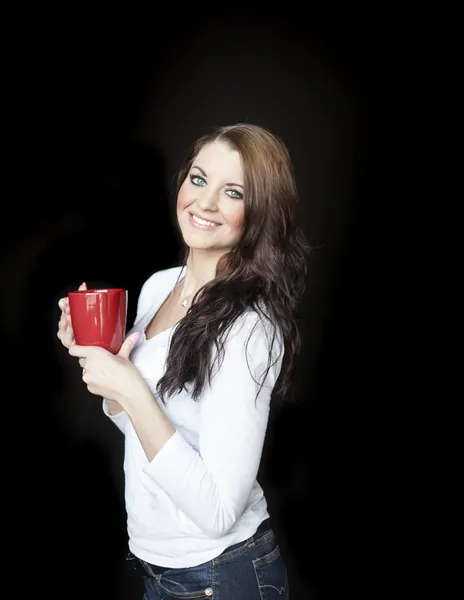 Giovane donna con bellissimi occhi blu bere caffè — Foto Stock