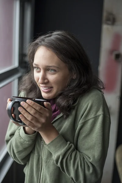 Ung kvinna med vackra gröna ögon dricka kaffe — Stockfoto