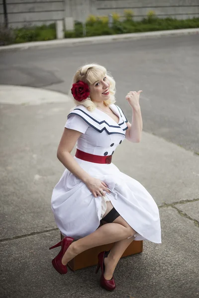 Beautiful Young Woman with Blond Hair Hitchhiking — Stock Photo, Image