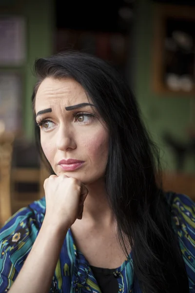 Mooie jonge vrouw met nadenkend expressie — Stockfoto