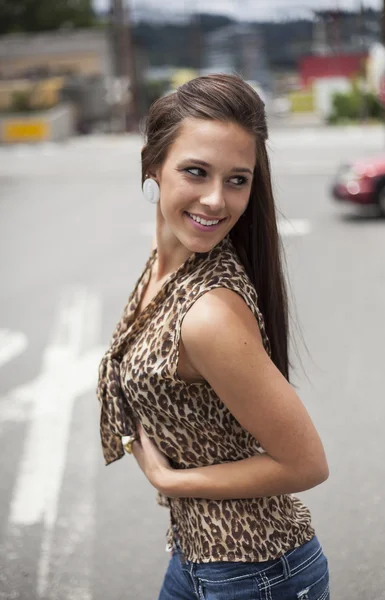 Mooie jonge vrouw met de ogen en bruin haar — Stockfoto