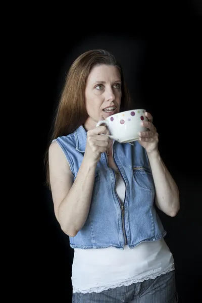 Femme du Moyen Âge avec beau sourire et tasse de café — Photo