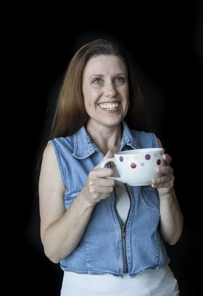 Femme du Moyen Âge avec beau sourire et tasse de café — Photo