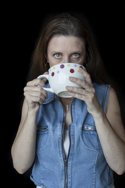 Mujer de mediana edad con hermosa sonrisa y taza de café — Foto de Stock