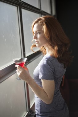 güzel mavi gözleri ve kırmızı içme Kızıl saçlı olan kadın