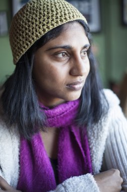 güzel kahverengi gözleri ve siyah saçlı olan kadın