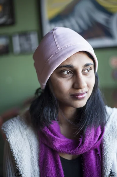 Jonge vrouw met prachtige bruine ogen en zwarte haren — Stockfoto