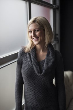 Ambar kapının yanında duran güzel mavi gözlü sarışın kadın