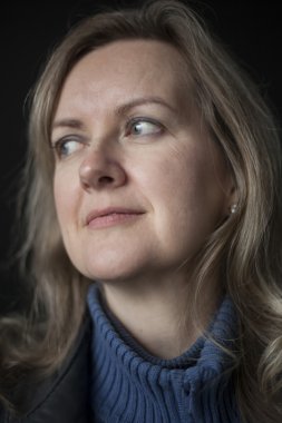 siyah arka plan üzerinde güzel mavi gözlü sarışın kadın