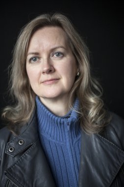 siyah arka plan üzerinde güzel mavi gözlü sarışın kadın