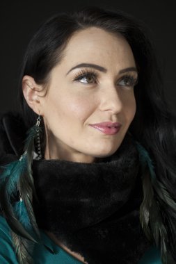 Siyah arka planda güzel bir kadın