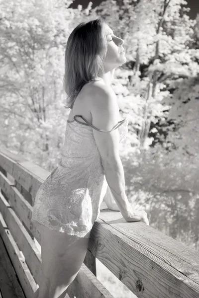 중간 나이 든된 여자 섹시 한 캐 미 솔의 적외선 사진 — Stok fotoğraf
